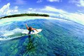 A világ legszebb helyein szörföznek