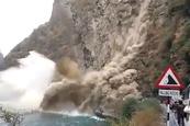 Hihetetlen videó! Elpusztul egy út a lavina miatt. 