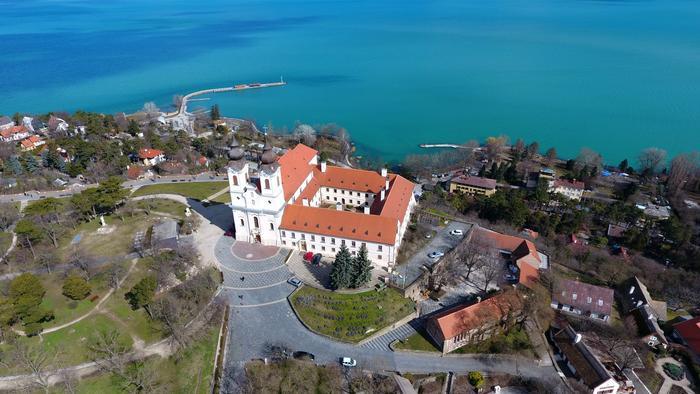 A Tihanyi Bencés Apátság magasodó épülete tavasszal A varázslatos Tihanyi Bencés Apátság