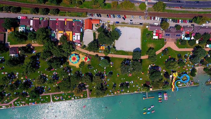 Alsóörsi Községi Strand, amitől az összes balatoni strandnak fel kell kötnie a gatyát Alsóörs Strandfürdő - Szerintünk a Balaton egyik legjobb strandja