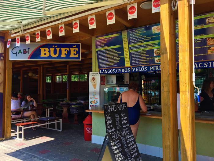 Balatonfüredi Kisfaludy strand egyik büféje a Gabi Büfé, ahol nagyon finom lángost kaphatunk 