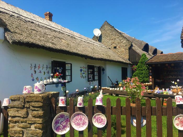 Tihany szépséges sétálóutcája, amely elragadó éttermeivel, kávézóival, fagylaltozóival, és kis shopjaival Tihany gyönyörű panorámája mellett a falu tele van nem csak történelmi de kulturális emlékekkel is