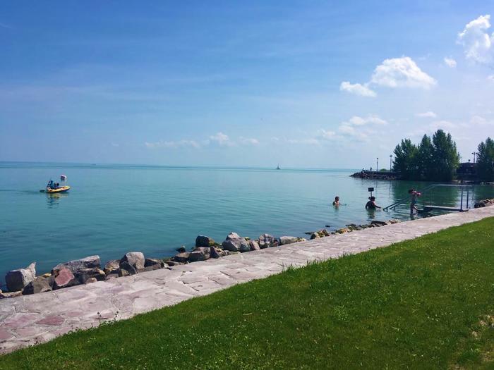 Napsugár Beach a Tihanyi kikötő mellett A Napsugár Beach Tihanyban