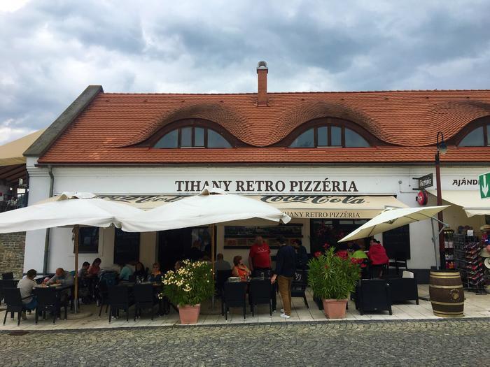 Tihany Retro Pizzéria ahol pizzát, hamburgert, salátát és egyéb finomságokat kaphatunk