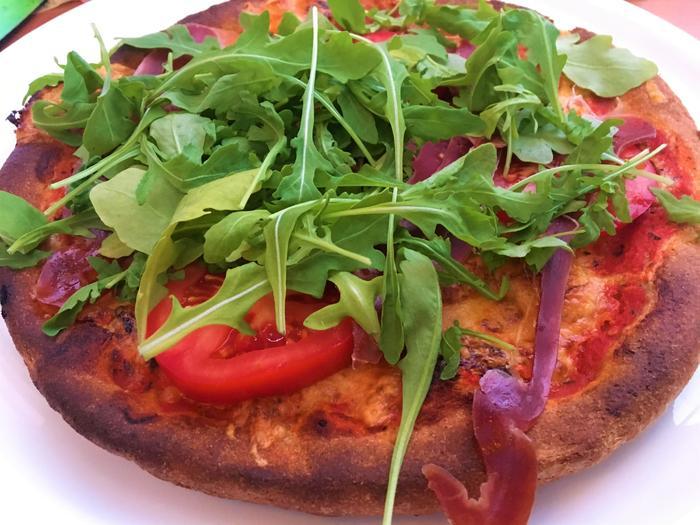 Balatonfüreden találjuk a Giorgi Pizzériát, ahol jó áron kaphatunk finom ételeket Giorgi Pizzéria Balatonfüreden, széles pizza választékkal, frissen sültekkel, grill ételekkel és salátákkal