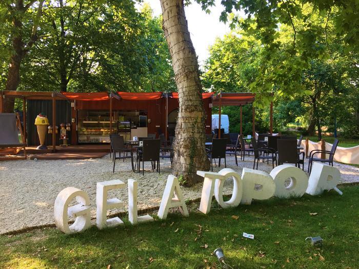A Gelato Pop Csopakon egy fagylaltozó, ahol desingos környezetben nyalhatjuk el fagyinkat Gelato Pop Csopakon
