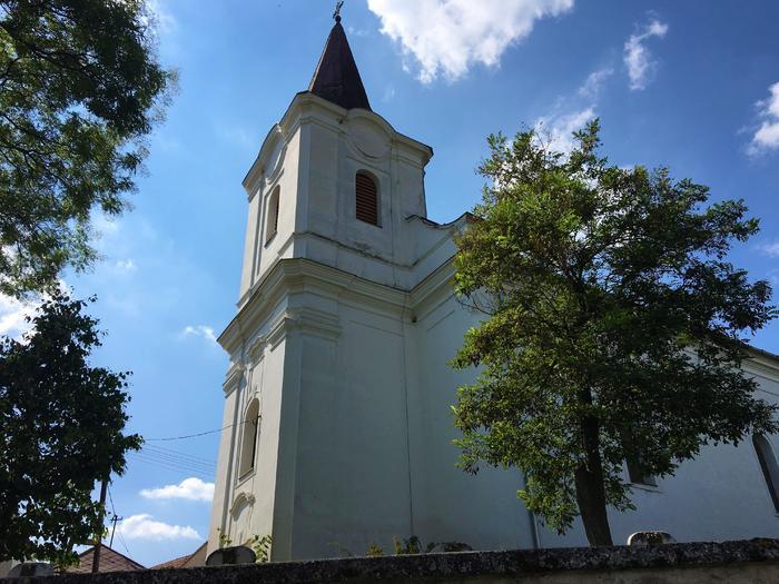 Szent Imre templom és a Hősök tere Örvényesen