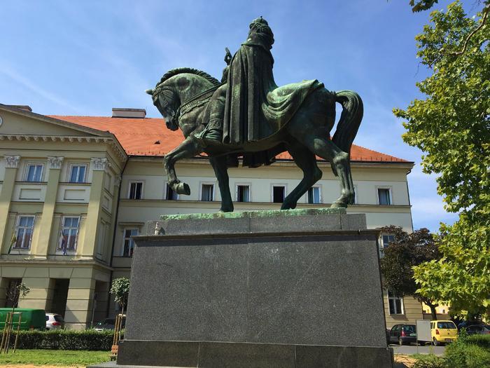Székesfehérvár Szent István szobor Szent István lovas szobor Székesfehérvár