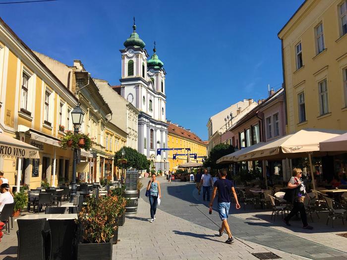 Székesfehérvár Fő utcáján érdemes végigsétálni a rengeteg látnivaló miatt Fő Utca Székesfehérvár
