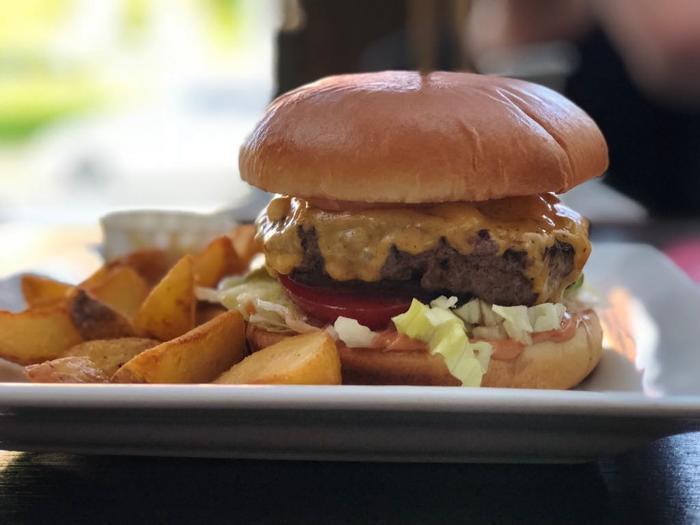 CheeseBurger a Kistehénben