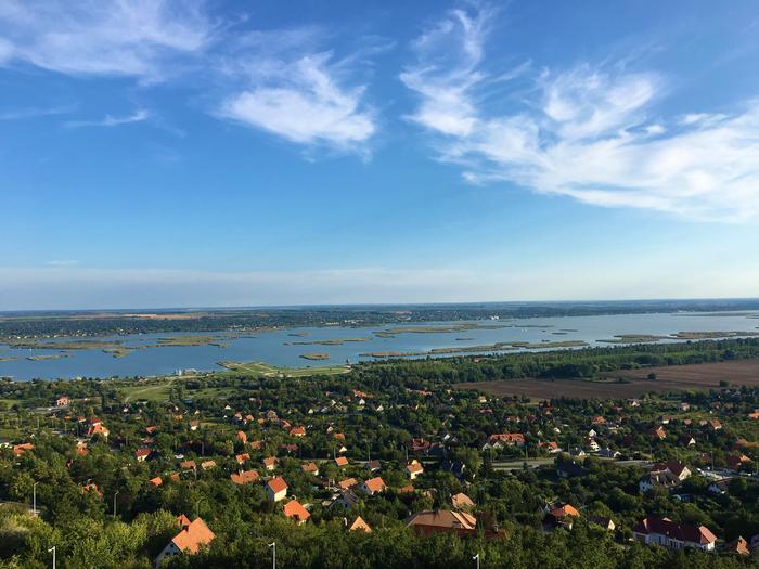 Velence mellett találjuk a Bence-hegyi kilátót Bence-hegyi kilátó
