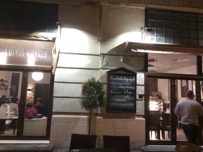 Baja egyik legrégebbi kávézó, cukrászdája az Eötvös Kávézó & Cukrászda Eötvös kávézó és cukrászda Baja