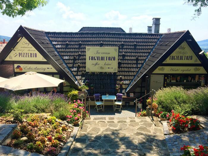 A Bodza Fagyizó igazi kis tündéri hely az apátság mellett, ahol finom fagyit kaphatunk, és még a laktózérzékenyekre is gondolnak. 