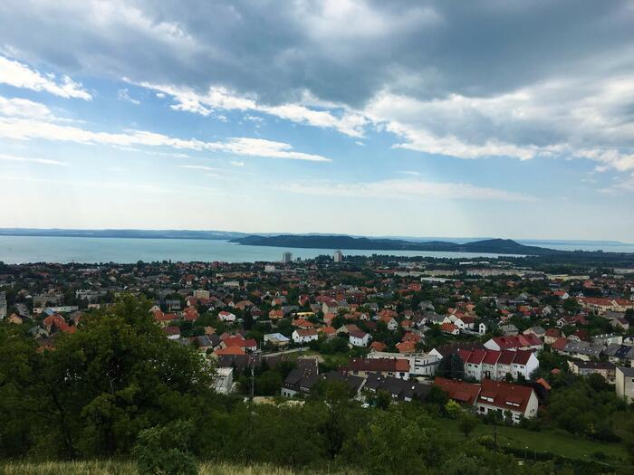A balatonfüredi Tamás-hegyi kereszt gyönyörű kilátással büszkélkedik