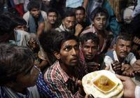 Indiában várják a hajléktalanok az ételt.