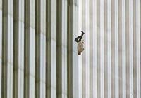 Egy férfi kiugrik a Word Trade Centerből a terrortámadás során.