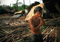 A 29 éves Hhaing The Yu zokog otthona romjai előtt, amelyet elvitt a hatalmas esőzés.