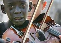 A 12 éves Diego Frazao Torquato hegedűn játszik tanára temetésén. A tanár segített neki abban, hogy a zene segítségével jusson ki a szegénységből.