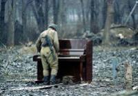 Egy katona egy elhagyott zongorán játszik Csecsenföldön 1994-ben.