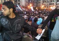 Keresztények védik a muszlimokat imádkozás közben 2011-ben Kairóban.