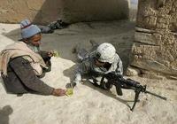 Egy afgán férfi teát kínál a katonáknak.