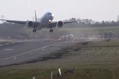 Tovább a bejegyzéshez Ezt teszi a szél egy Boeing 777-essel