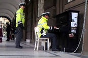 Zongorázott a rendőr, megtapsolták 
