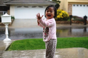 A kislány, aki életében először találkozik esővel