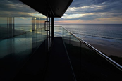 Elképesztő illúzió: tenger felett lebegő ház
