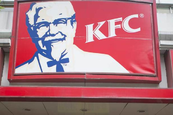 A kukák mellett a földön mosták le a csirkehúst egy KFC-ben