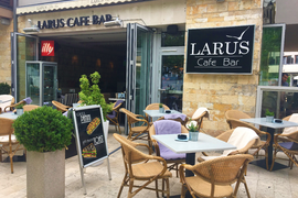 A Larus Cafe Bar Balatonfüredi part melletti sétányán található meg, ahol reggelizni, koktélozni, de kávézni is betérhetünk