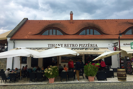 Tihany Retro Pizzéria ahol pizzát, hamburgert, salátát és egyéb finomságokat kaphatunk