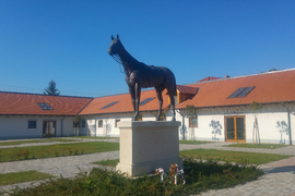 Kincsem-park, Kincsem szobor, Kincsem lovarda Gödön