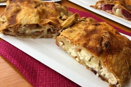 A Tihanyi Rétesház a belvárosban található, apró kis helységben