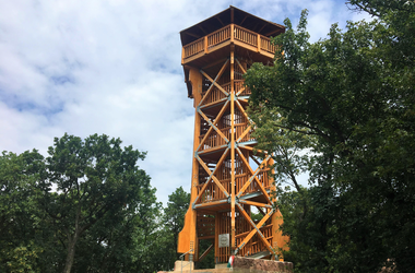 Az alsóörsi Somlyó-hegyi kilátó rövid túrával elérhető kiváló látnivaló a Balatonnál. A kilátó tetejéről beláthatjuk a környező településeket, így remek kikapcsolódás lehet. 