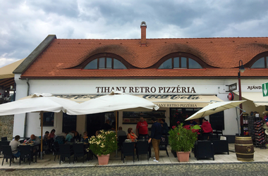 Tihany Retro Pizzéria ahol pizzát, hamburgert, salátát és egyéb finomságokat kaphatunk