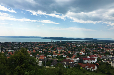 A balatonfüredi Tamás-hegyi kereszt gyönyörű kilátással büszkélkedik
