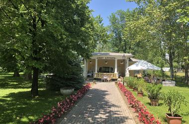 Egy gyönyörű kávéház Balatonalmádiban közvetlenül a Balaton mellett