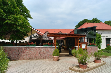 A Kistücsök Étterem kívülről nézve