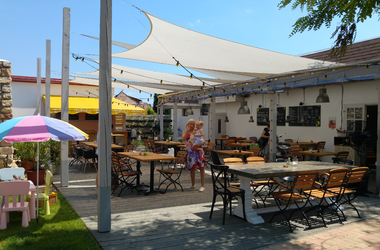 Neves pincészet, a paloznaki Homola nyitotta a Sáfránkertet. Kipróbáltuk, mennyire felel meg hírnevének az étterem. Meglepődtünk. Vélemény és kritika. 