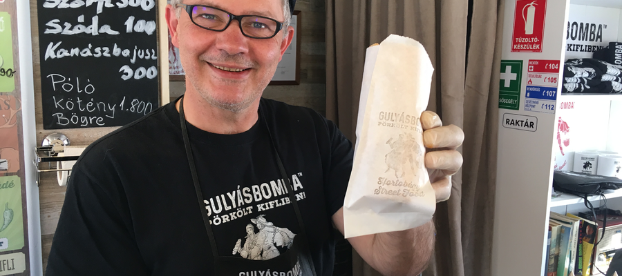 Különlegesség a magyar street food háza táján: pörkölt kifliben Pörkölt kifliben, élménnyel fűszerezve