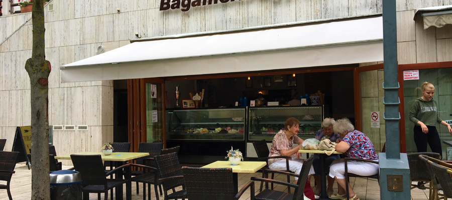 A balatonfüredi Bagaméri Fagyizó isteni finom fagyikat kínál a vendégek részére A Bagaméri Fagyizóban remek hűsítő finomságokat fogyaszthatunk el Balatonfüred központjában, a Tagore sétány mellett