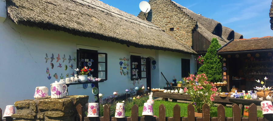 Tihany szépséges sétálóutcája, amely elragadó éttermeivel, kávézóival, fagylaltozóival, és kis shopjaival Tihany gyönyörű panorámája mellett a falu tele van nem csak történelmi de kulturális emlékekkel is