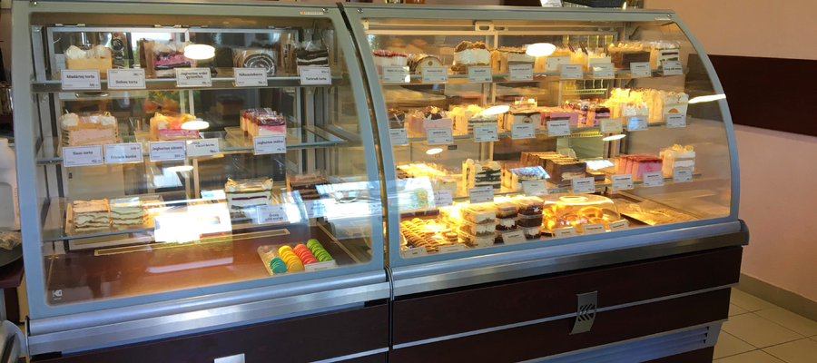 A gödöllői Fit&Sweet Cukrászdában a hagyományos sütemények mellett, cukor-, és mindenmentes édességeket is kaphatunk. A Fit&Sweet Cukormentes Cukrászdába rengetegféle mindenmentes süteményt kapható.