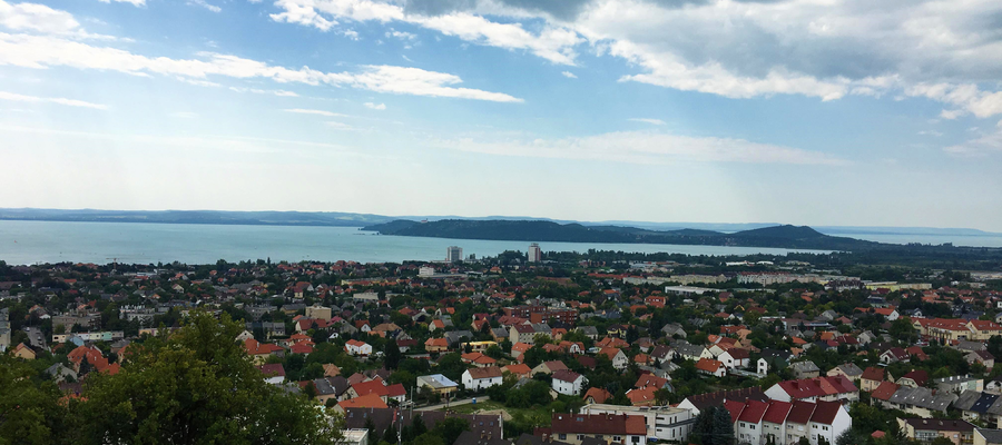 A Tamás-hegyi keresztnél szép kilátás tárul elénk A balatonfüredi Tamás-hegyi kereszt gyönyörű kilátással büszkélkedik