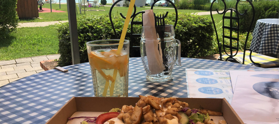 A füredi Kelén grillterasz a Tagore sétányról elérhető A Kelén grillteraszon kóstolhatunk finom grill ételeket