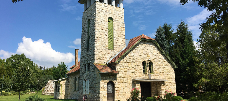 Balatonfűzőn találjuk a Jézus Szíve templomot Jézus Szíve templom Balatonfűző