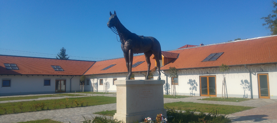 Kincsem-park, Kincsem szobor, Kincsem lovarda Gödön