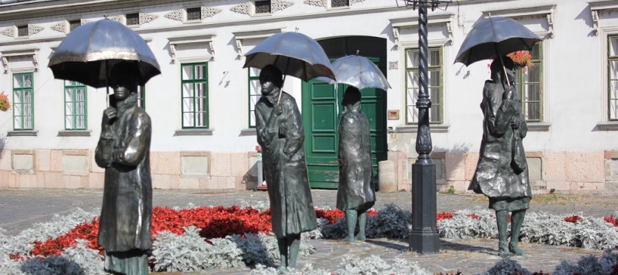 Esernyős lányok - Óbuda Az óbudai Esernyős lányok