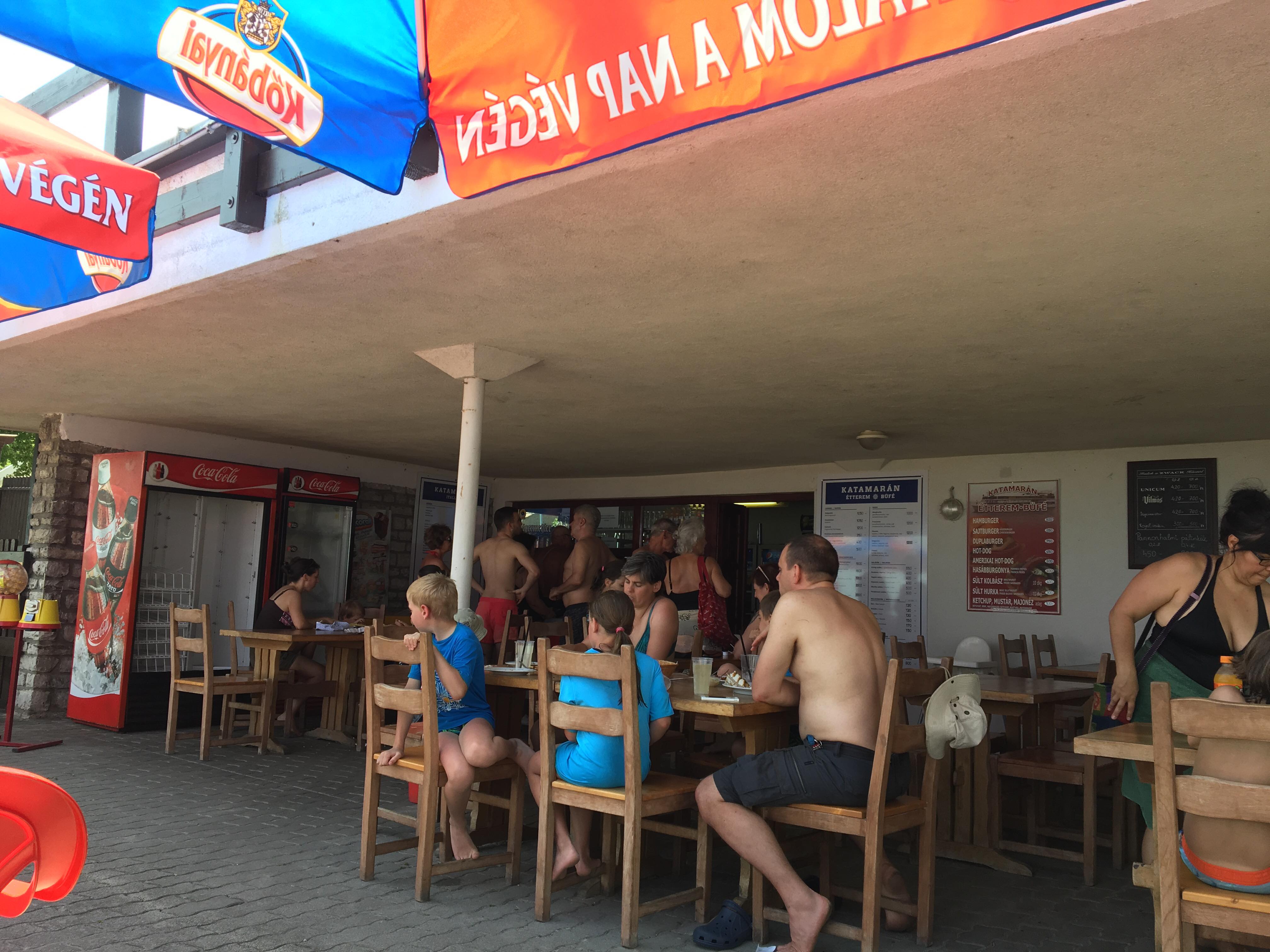 A tihanyi Katamarán Étterem igazi büfé hangulatot hoz el nekünk a Balaton partra. Kapható itt sok finomság például hekk, lángos, pizza, hamburger, de napi menü is. 